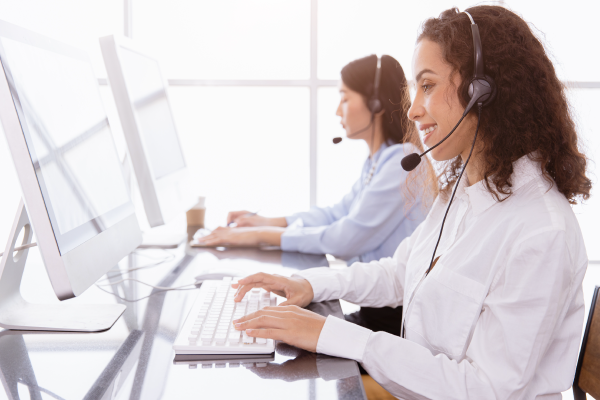 callcenter-people-working-calling-for-helpdesk