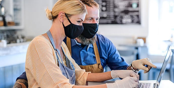 coffee-shop-owners-with-face-masks-lockdown-1-1