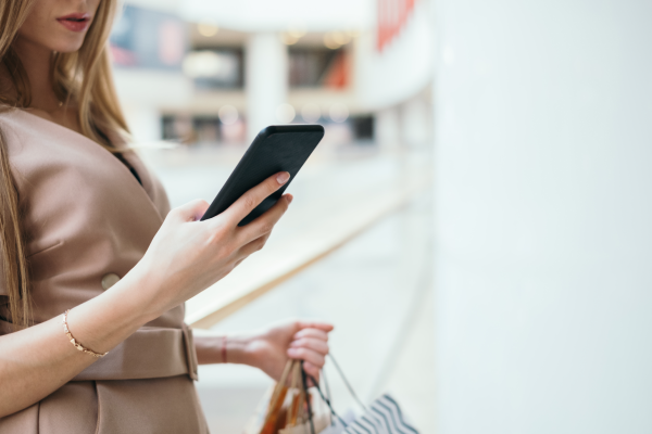 woman-using-mobile-in-shopping-mal